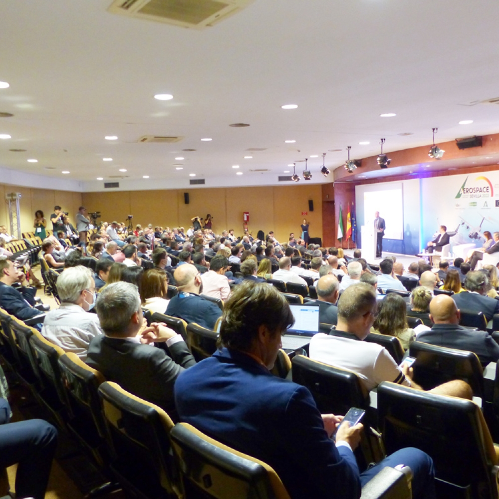 P1000812 Conf Public.jpg